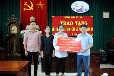 TRAO TẶNG SỔ TIẾT KIỆM CHO EM NGUYỄN THỊ KHÁNH LY
